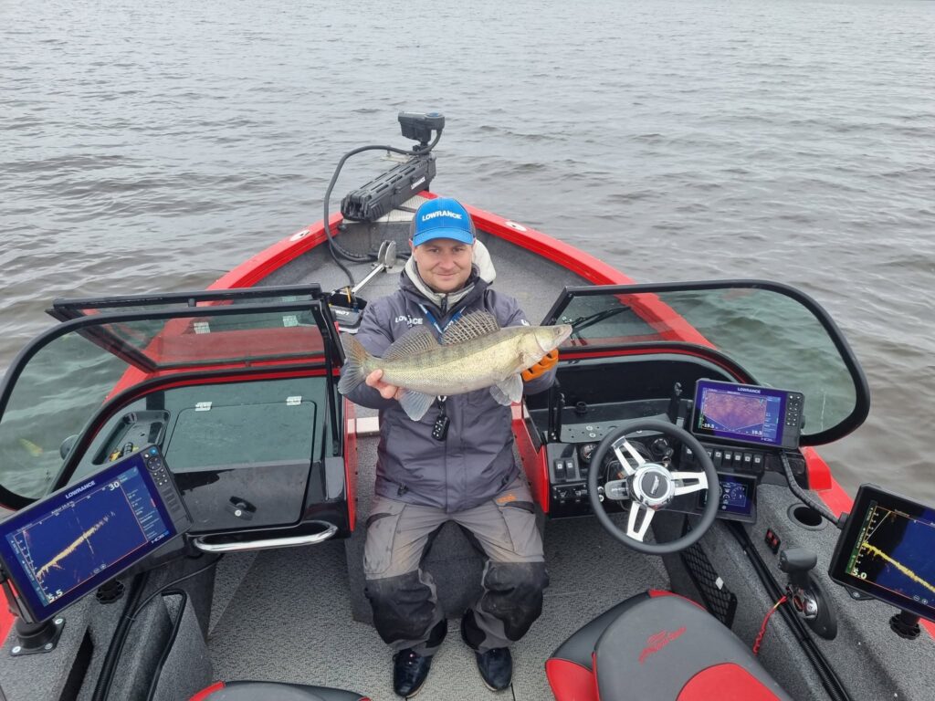 Lowrance ActiveTarget Scout View ja kolm ekraani juhikonsoolil – kohapüük