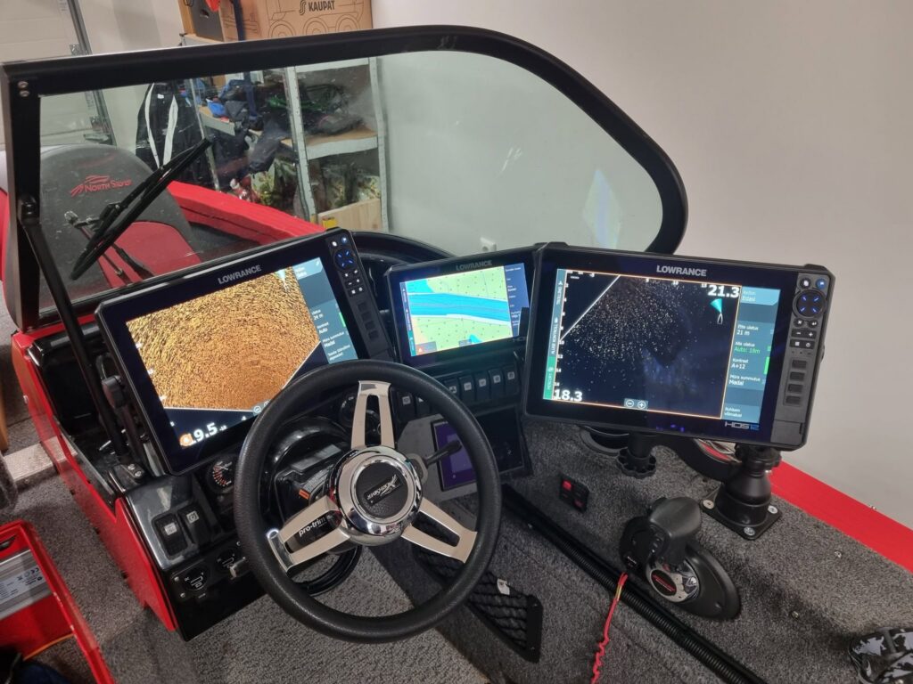 Kolm Lowrance ekraani juhikonsoolil – Forward, Scout View ja kaart